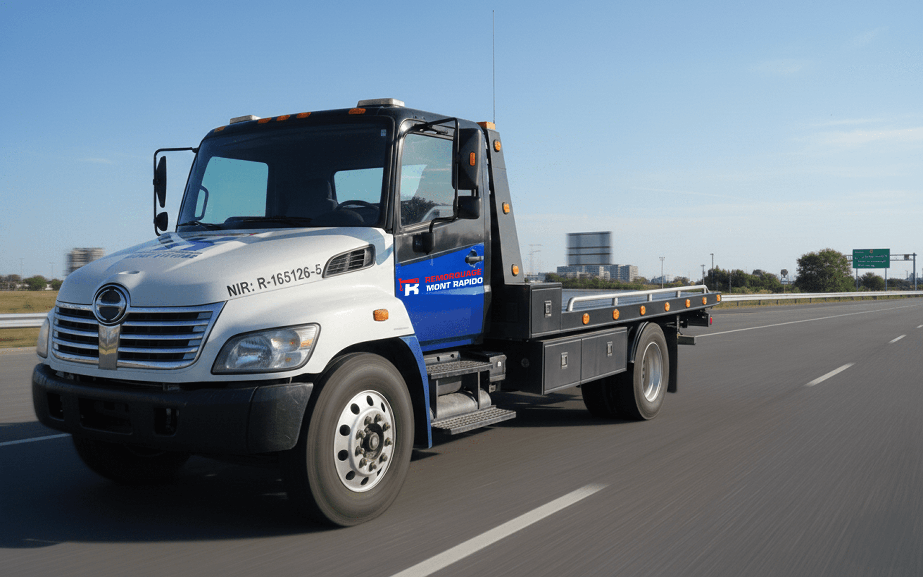 Dépanneuse professionnelle sur l'autoroute